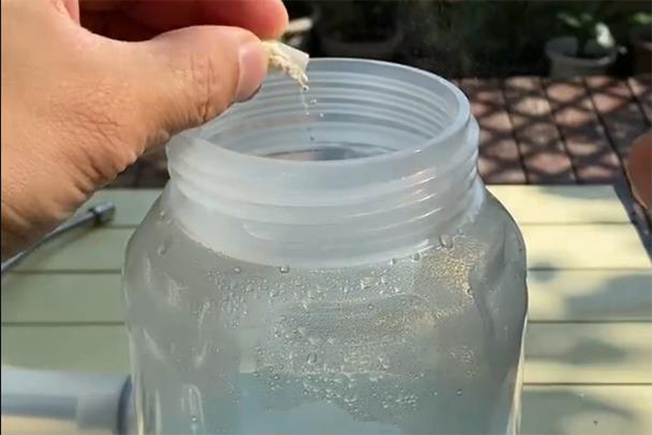 用苯甲吡唑酯，取一粒兑水500毫升.jpg